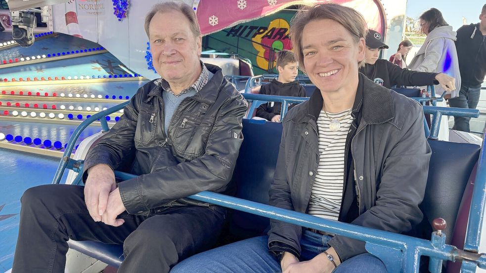 Stiegen gemeinsam ins Fahrgeschäft: der stellvertretende Auricher Bürgermeister Artur Mannott und die CDU-Landtagsabgeordnete Saskia Buschmann. Foto: Rebecca Kresse