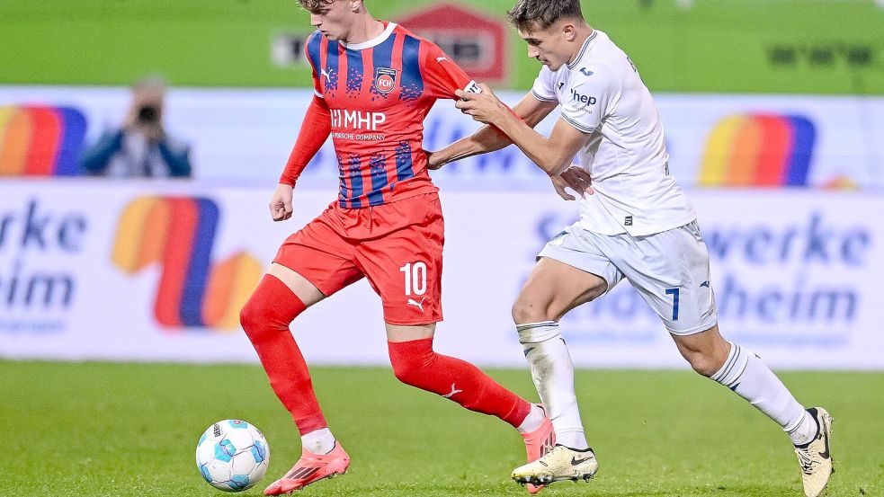 Der 1. FC Heidenheim um Paul Wanner (l) und die TSG 1899 Hoffenheim um Tom Bischof (r) kamen erst nach der Pause offensiv in Schwung. Foto: Harry Langer/dpa