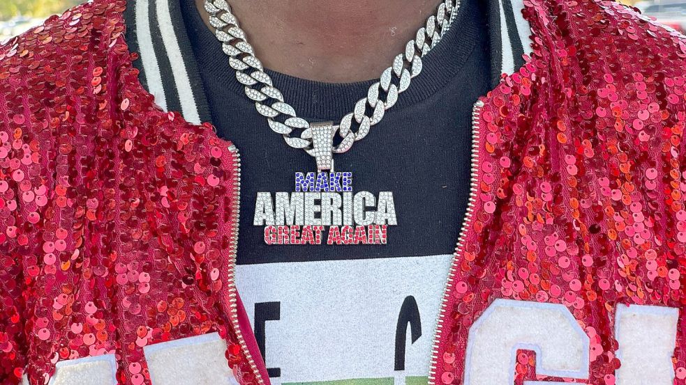 „Make America Great Again“ - der Slogan von Donald Trump ist bei jeder Wahlkampfveranstaltung allgegenwärtig. Foto: Luzia Geier/dpa