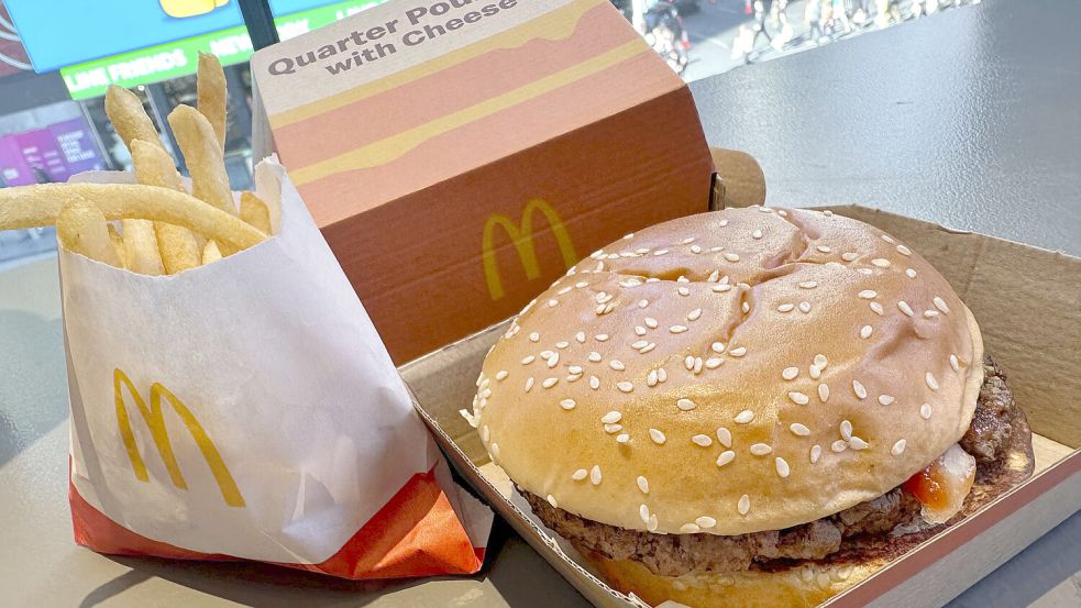 McDonald‘s hatte in den USA nach Kolibakterien-Fälle den Hamburger „Quarter Pounder“ aus dem Verkehr gezogen. Foto: Richard Drew/AP/dpa