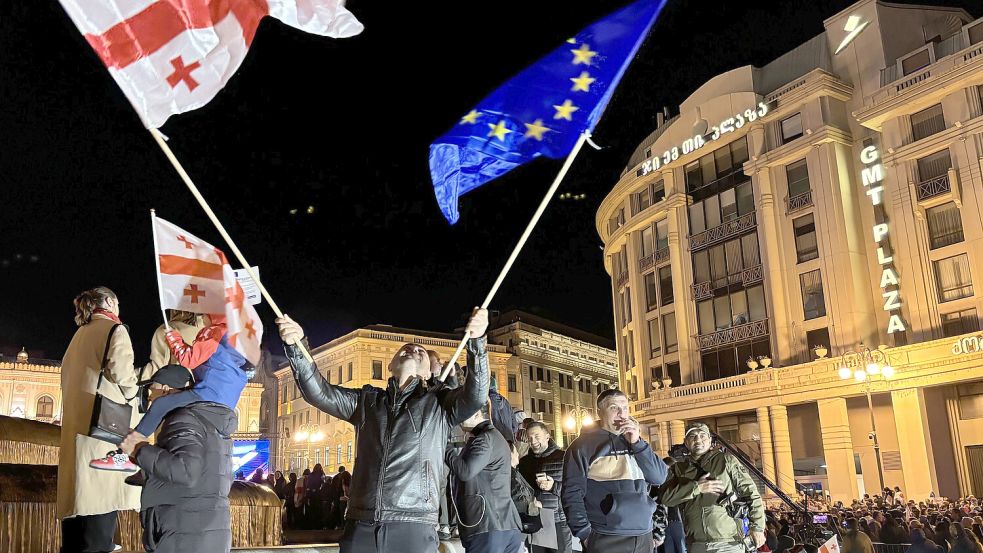 Menschen demonstrieren in der georgischen Hauptstadt. Die Veranstaltung wenige Tage vor der Parlamentswahl in der Südkaukasusrepublik stand unter dem Motto „Georgien wählt die Europäische Union“. Foto: picture alliance/dpa