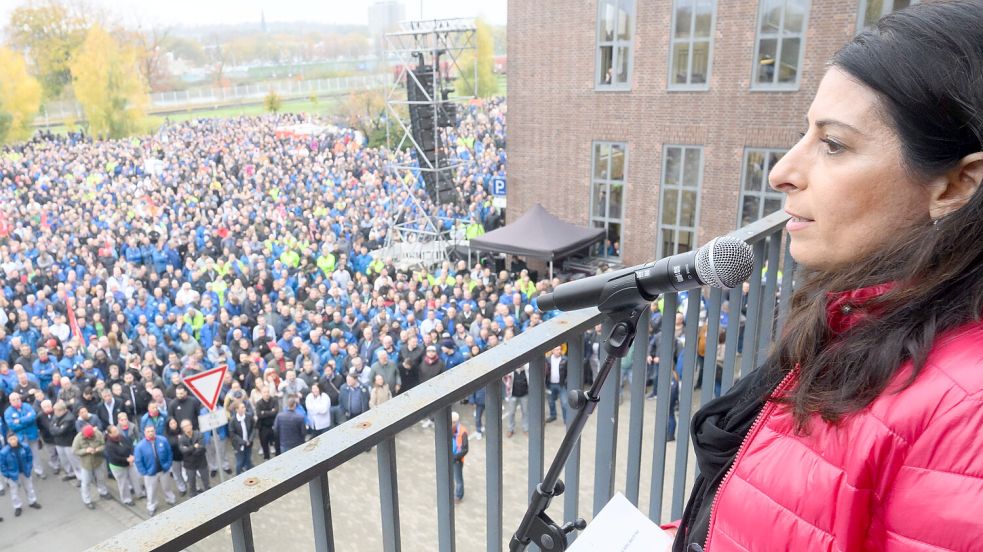 Daniela Cavallo, Vorsitzende des Gesamt- und Konzernbetriebsrats der Volkswagen AG, sprach am Montag bei einer Infoveranstaltung des Gesamtbetriebsrates im VW-Stammwerk Wolfsburg. Foto: DPA