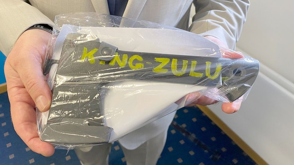 Ein LKA-Ermittler hält in München eine schwarze Axt mit der Aufschrift „King Zulu“ in den Händen. Sie gilt als Symbol für die kriminelle „Black Axe“-Organisation. Foto: dpa/Britta Schultejans