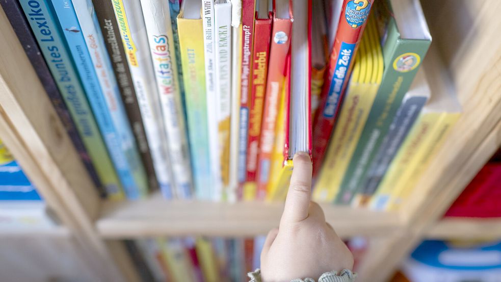 In Hunderten von Büchern können kleine und große Leser bei der Kinder- und Jugendbuchmesse stöbern. Foto: DPA