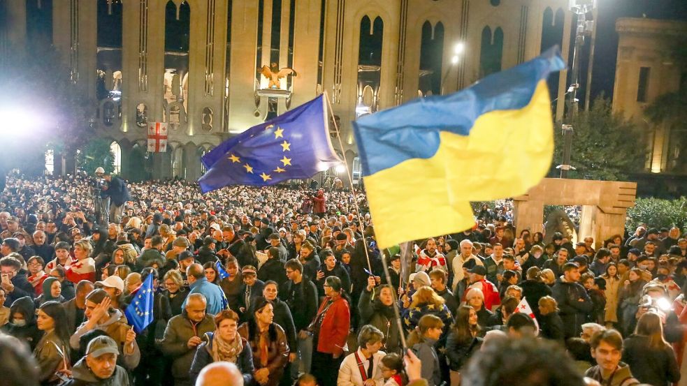 Zu Tausenden protestieren Anhänger der proeuropäischen Opposition in Georgien gegen das offiziell verkündete Ergebnis nach der Parlamentswahl. Foto: Zurab Tsertsvadze/AP/dpa