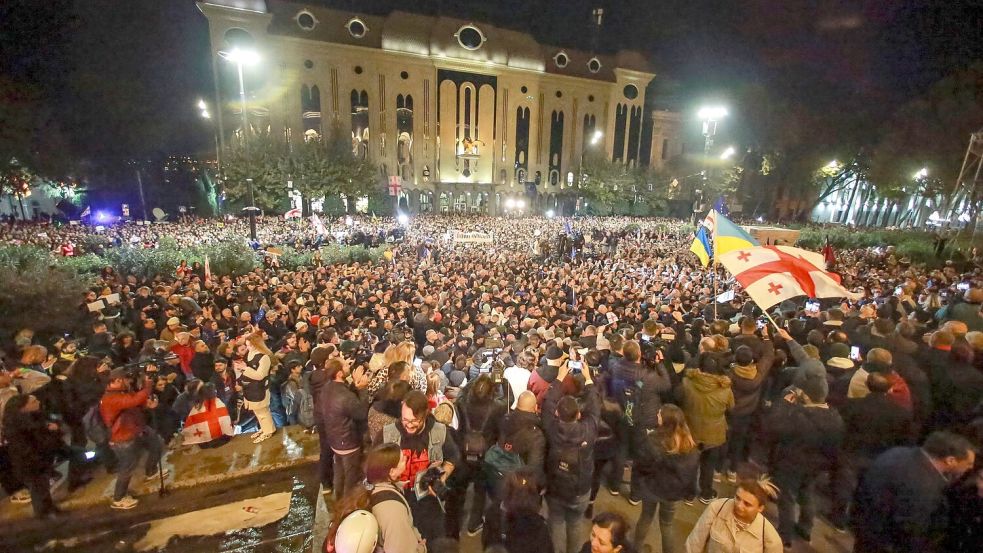 Zehntausende Menschen haben in der georgischen Hauptstadt gegen den offiziell erklärten Wahlsieg der Regierungspartei Georgischer Traum protestiert. Foto: Zurab Tsertsvadze/AP/dpa