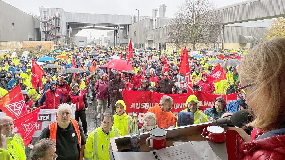 Hunderte VW-Werker kamen zur Infoveranstaltung nahe der Halle 4. Foto: VW-Betriebsrat