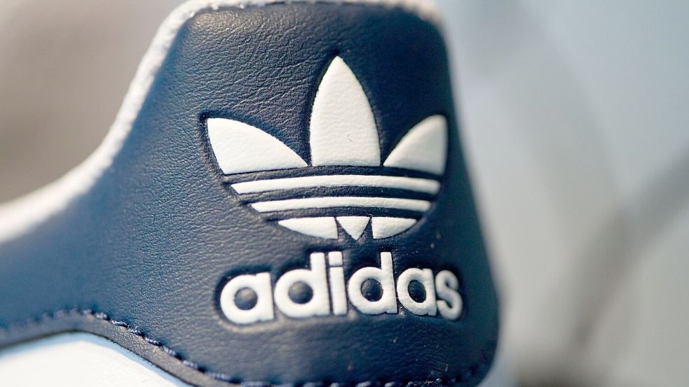 Der Adidas-Umsatz stieg zuletzt um 7,3 Prozent auf 6,4 Milliarden Euro. Foto: Daniel Karmann/dpa