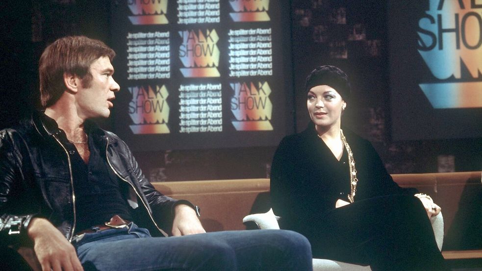 Unvergessen: Romy Schneider und Burkhard Driest am 30. Oktober 1974 in der WDR-Talkshow „Je später der Abend“. (Archivbild) Foto: Horst Ossinger/dpa