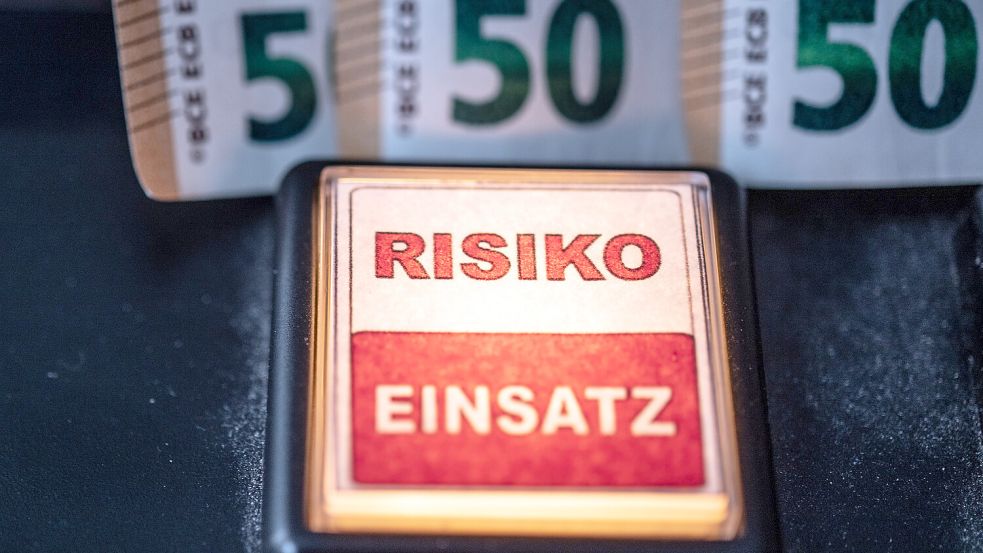 Ein Knopf eines Glückspielautomaten. Bei den Geräten in Leer wurden die Gewinne nicht von den Automaten ausgegeben, sondern von Mitarbeitern bar ausgezahlt. Foto: DPA