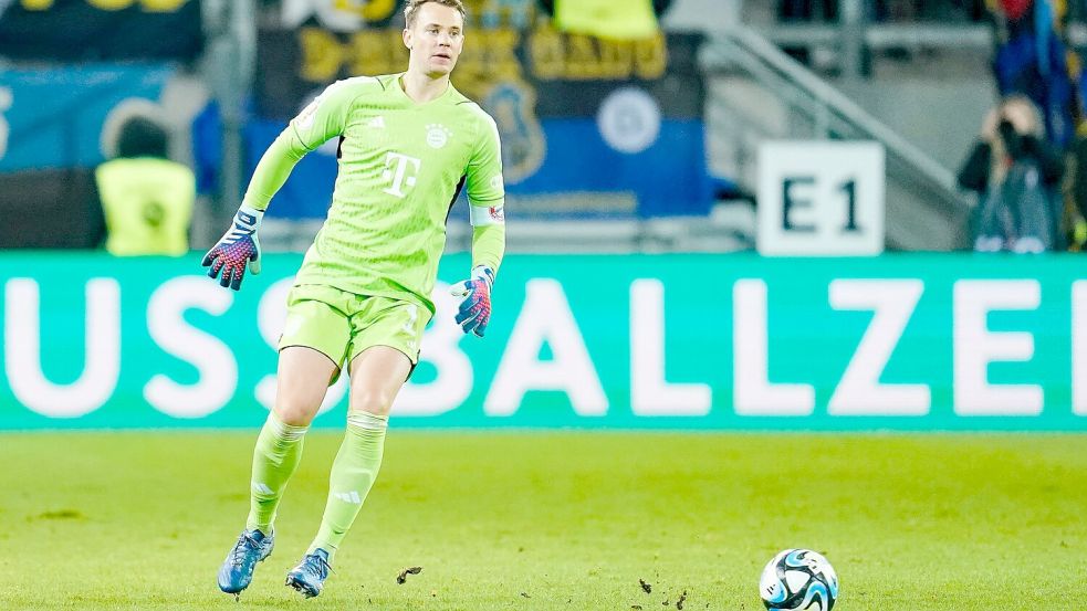 Vor einem Jahr strauchelten die Bayern, hier Manuel Neuer am Ball, auf dem vom Regen aufgeweichten Rasen in Saarbrücken. Foto: Uwe Anspach/dpa