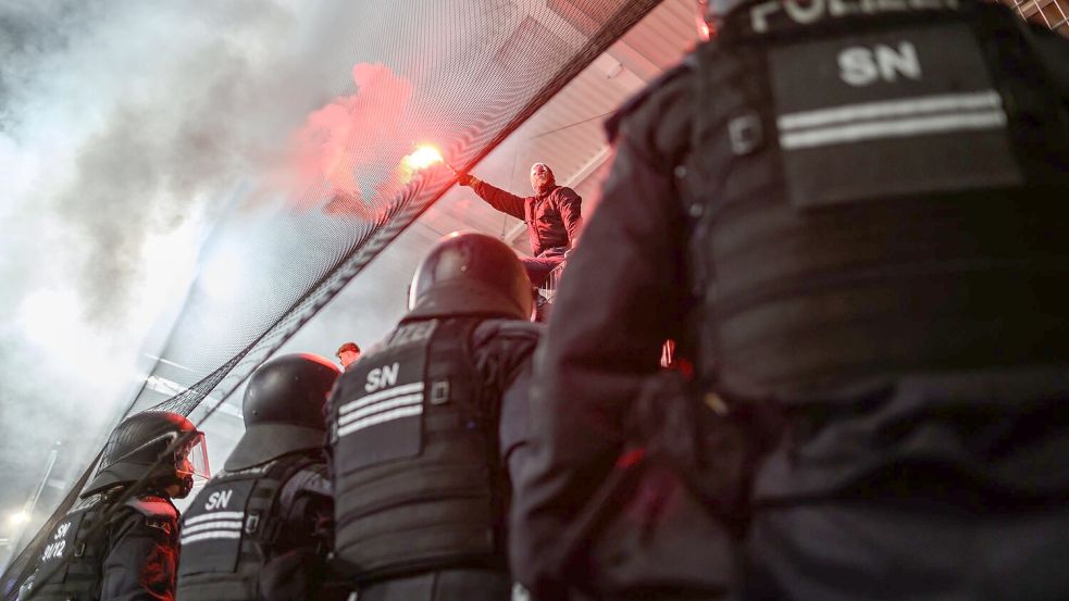 Der Missbrauch von Pyrotechnik habe in den ersten drei Spielklassen weiter zugenommen, heißt es im Jahresbericht der ZIS. (Archivbild) Foto: Robert Michael/dpa