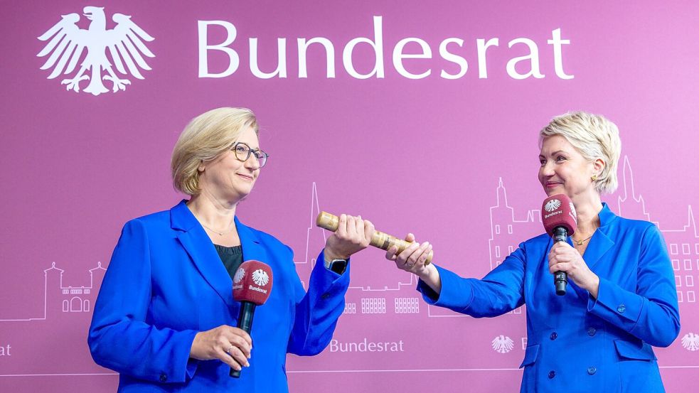 Staffelstabsübergabe: Anke Rehlinger (links) übernimmt von Manuela Schwesig die Bundesratspräsidentschaft. (Archivbild) Foto: Jens Büttner/dpa