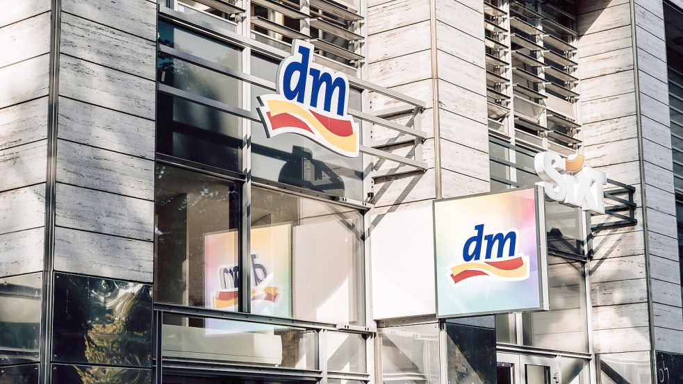 Gehört zu den größten Drogeriemärkten der Welt: dm. Aber wie viel verdienen eigentlich dm-Angestellte? Foto: IMAGO / xim.gs