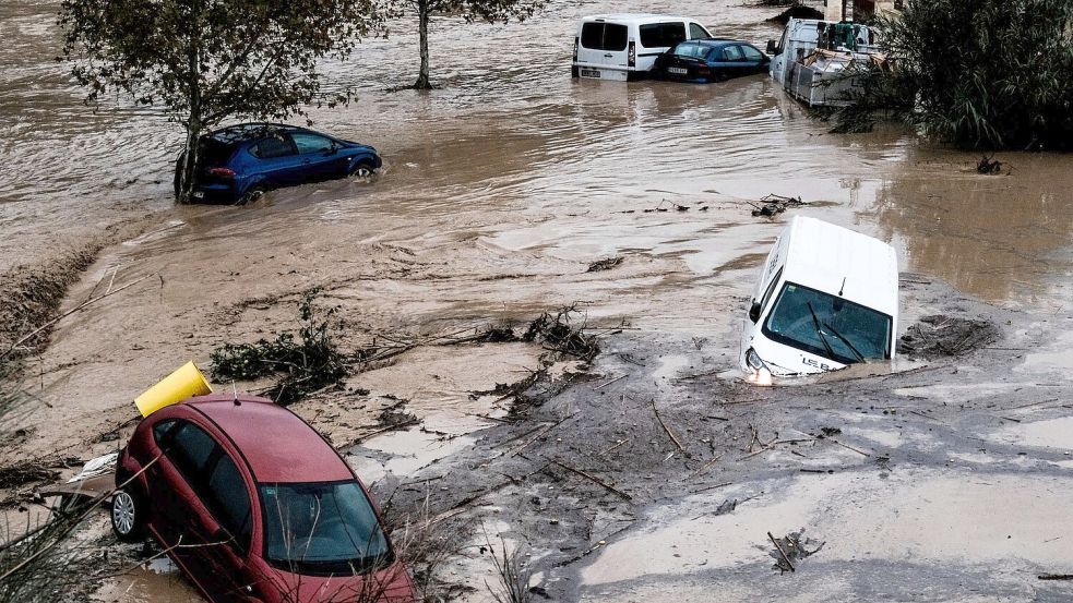 Autos und Bäume wurden bei den Überschwemmungen wie Spielzeug mitgerissen. Foto: Gregorio Marrero/AP