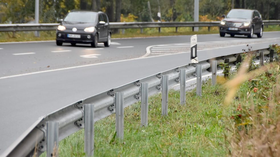 Auf einem Teilabschnitt der Bundesstraße 72 in Marienhafe werden die Leitplanken erneuert. Foto: Thomas Dirks