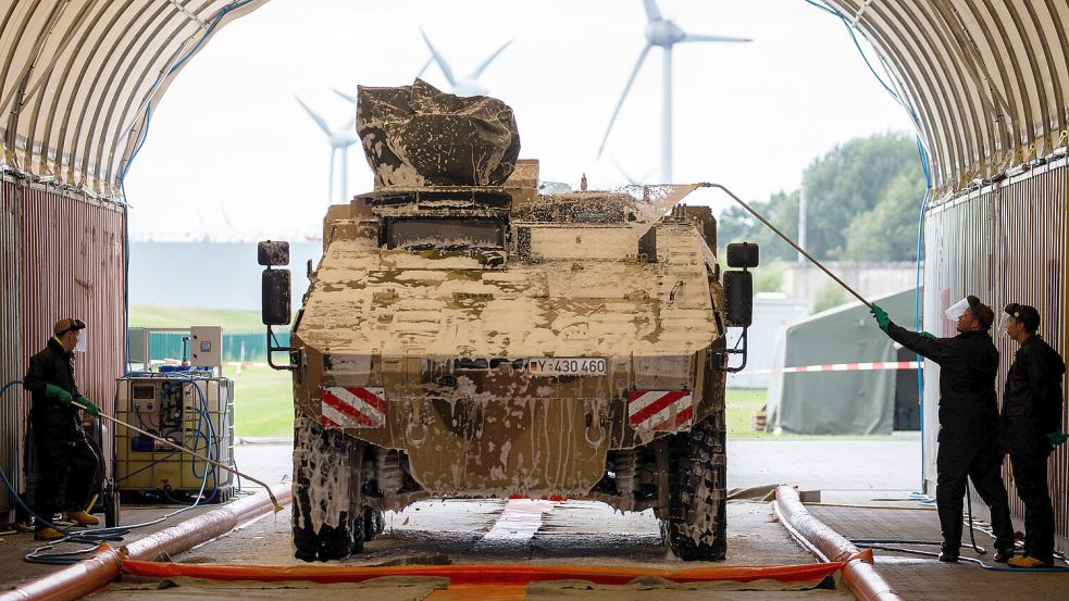 In Emden werden die Fahrzeuge verladen. Das Bild entstand im Vorfeld einer Nato-Übung im Jahr 2018. Foto: Assanimoghaddam/dpa