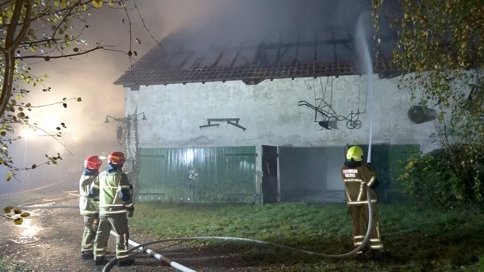 Großbrand in Bremen-Woltmershausen: Die Feuerwehr verhinderte in der Nacht zu Dienstag, dass sich die Flammen ausbreiteten. Foto: Nord-West-Media-TV