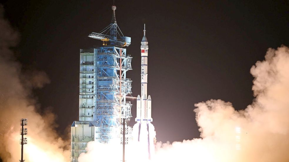 Eine Rakete vom Typ „Langer Marsch 2F“ brachte das dreiköpfige Team ins All. Foto: Wang Jiangbo/XinHua/dpa