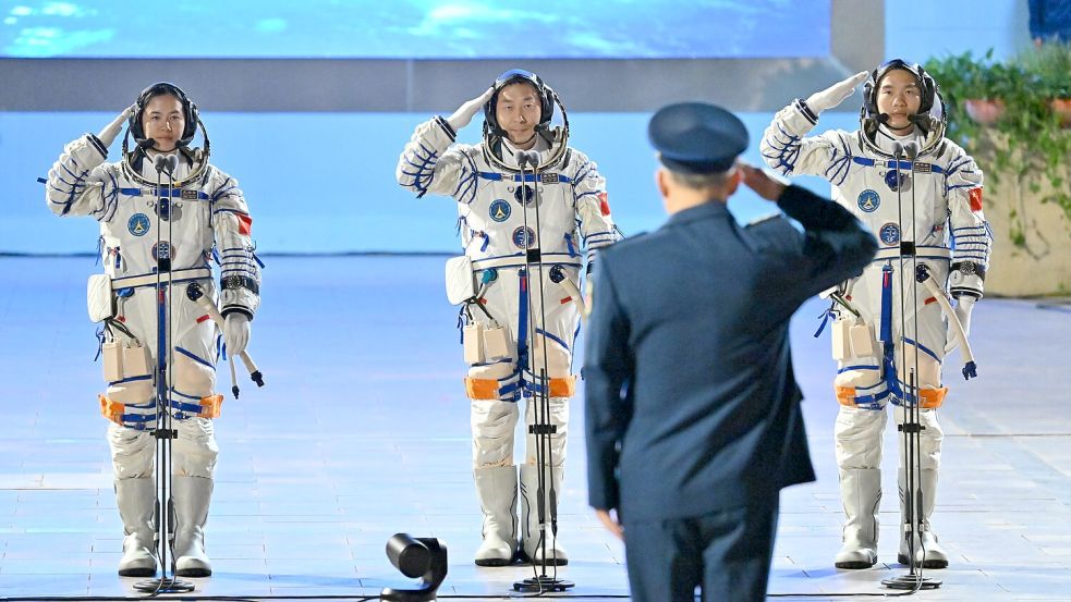 Mit Wang Haoze (l) ist erstmals seit 2022 wieder eine Frau Teil der Crew einer „Shenzhou“-Mission. Foto: Li Xin/XinHua/dpa