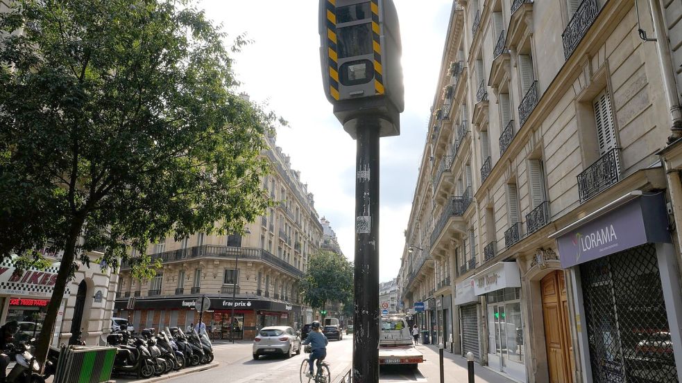 Ein Teil der Radarfallen in Frankreich soll künftig etliche Verstöße zugleich erfassen (Archivbild). Foto: Francois Mori/AP/dpa