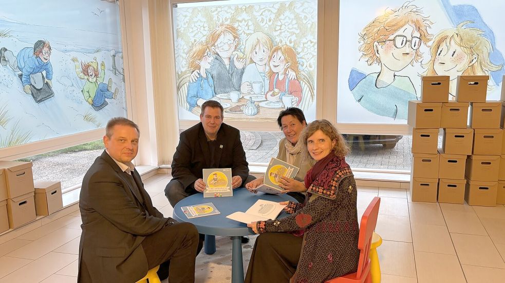 Erster Stadtrat Marcus Aukskel, Bürgermeister Florian Eiben, Eventmanagerin Ilona Eilts und Kurdirektorin Eva Krüger-Linzer im Raum der Nordseedetektive. Foto: Rebecca Kresse