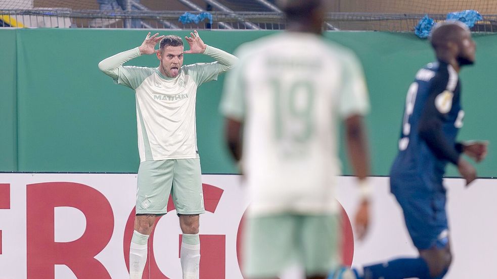 Marvin Ducksch von Werder Bremen feiert sein Tor zum 1:0 in Paderborn. Foto: David Inderlied/dpa