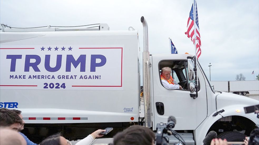 Die Idee für den Auftritt mit dem Müllwagen sei nach Bidens Äußerung gekommen, sagte Trump. Foto: Julia Demaree Nikhinson/AP/dpa