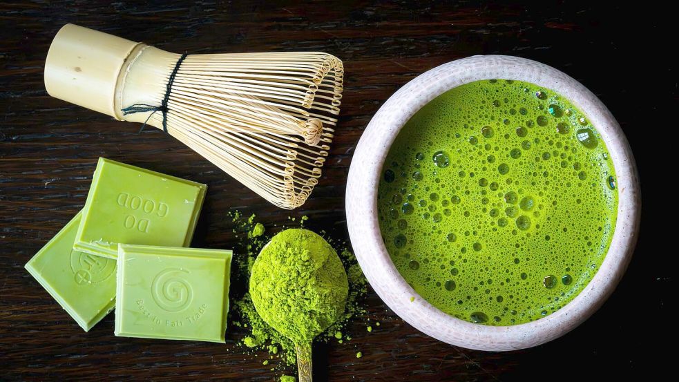 Grün leuchtender Matcha erlebt derzeit einen Hype. (Symbolbild) Foto: Sina Schuldt/dpa