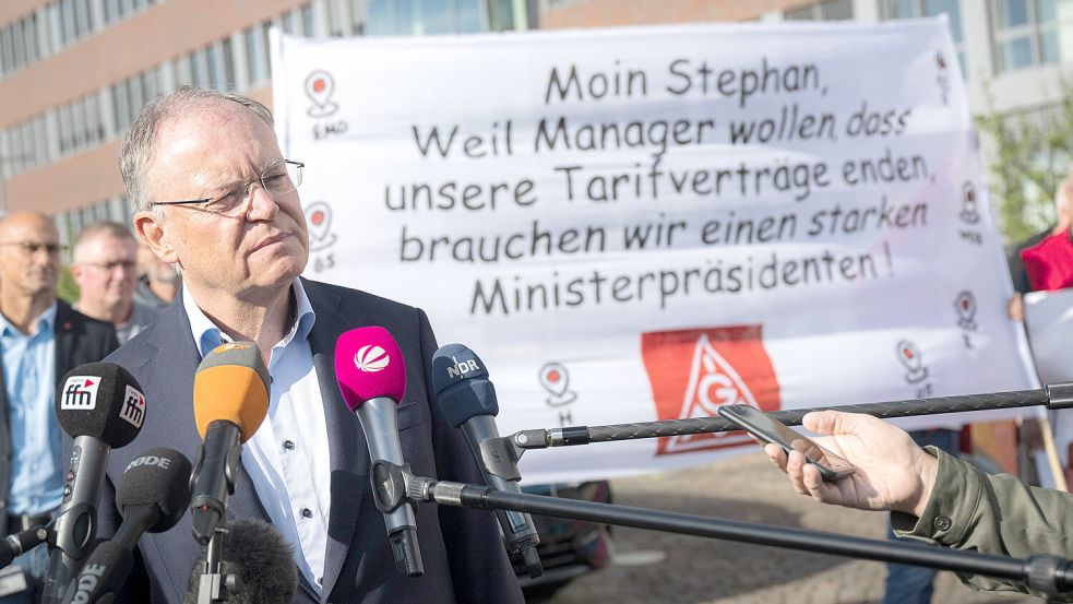 Der niedersächsische Ministerpräsident Stephan Weil (SPD) besuchte im September das Emder Werk. Sein Wirtschaftsminister Olaf Lies forderte am Mittwoch, alle Werke zu erhalten. Foto: DPA