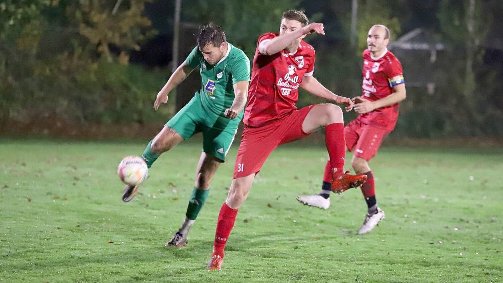 Der Moment des Spiels: Lukas Günsel trifft mit einem Volleyschuss zum 2:1 für Wallinghausen.Foto: Wilfried Gronewold