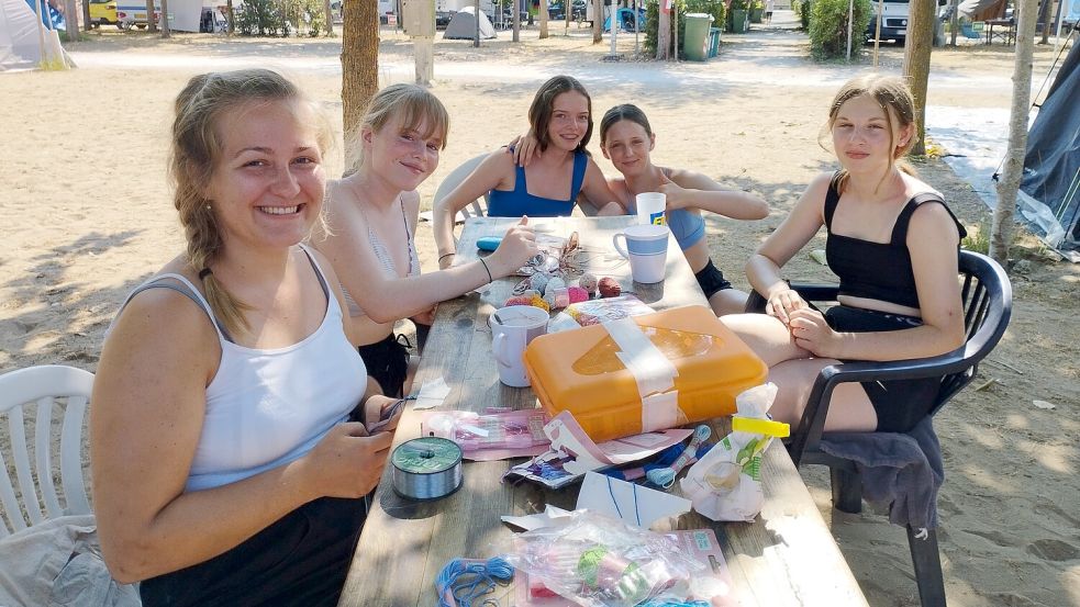 Amelie Rösing, Anneke Nowak, Leevke Nowak, Leonie Hinrichs und Lea Bolinius (von links) sind in der Sommerfreizeit aktiv. Foto: Privat