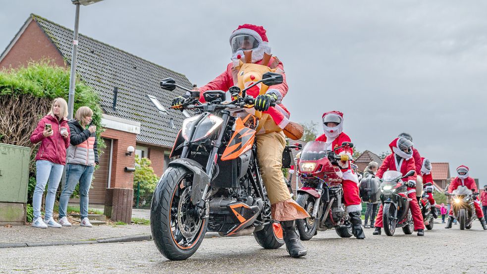 Die lange Parade verkleideter Motorradfahrer sorgt überall für Aufsehen, so wie hier beim Weihnachtsbasar in Marienhafe im vergangenen Jahr. Foto: Folkert Bents