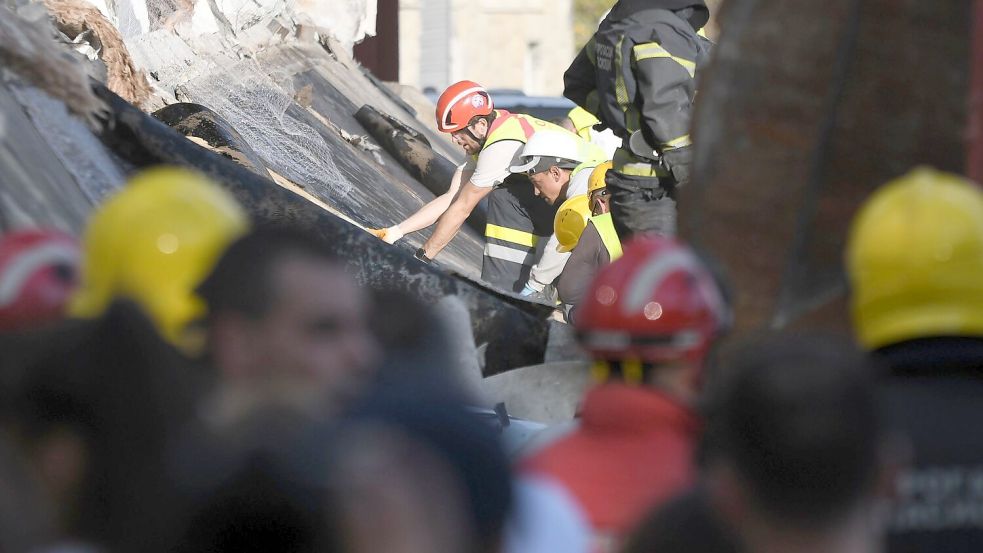 Rettungsmannschaften suchen unter dem eingestürzten Bahnhofsvordach in Novi Sad nach Überlebenden. Foto: Uncredited/AP