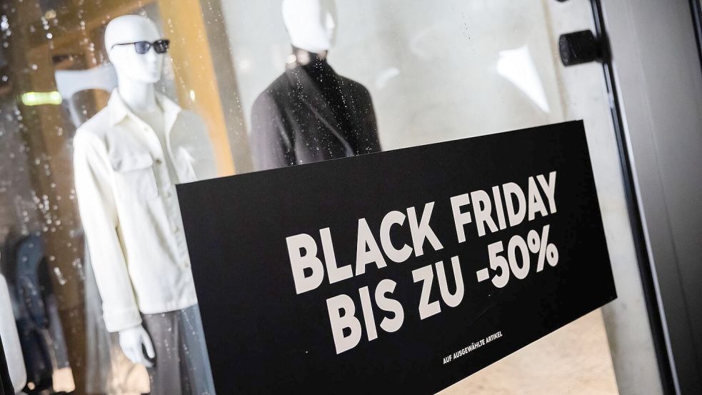 Mehr als 80 Prozent der Menschen in Deutschland wollen die Rabattaktionen rund um den Black Friday nutzen und auf Schnäppchenjagd gehen. Foto: Christoph Soeder/dpa