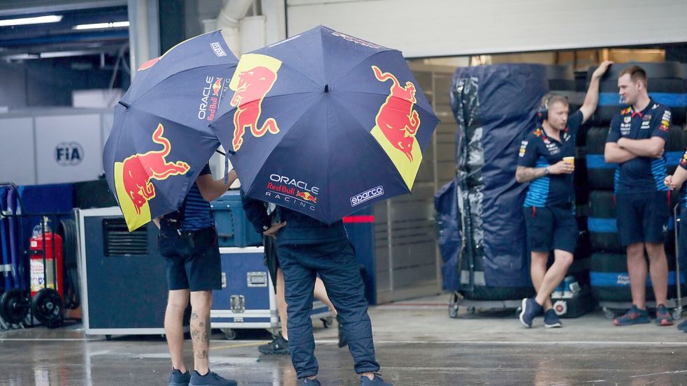 Nach dem Regen vom Samstag wird das Rennen am Sonntag vorgezogen. Foto: Sebastiao Moreira/Pool EPA/AP