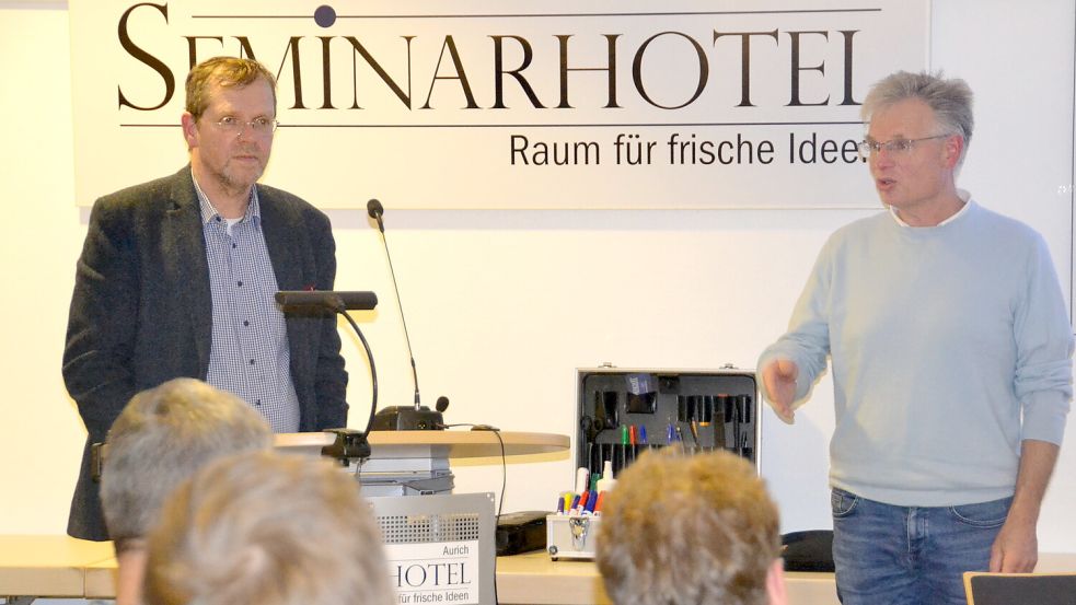 BWE-Regionalverbandsvorsitzender Uwe Kiehne (rechts) und Dr. Dr. Magnus Buhlert vom niedersächsischen Umweltministerium berichteten den „Windmüllern“ im Seminarhotel.Foto: Aiko Recke