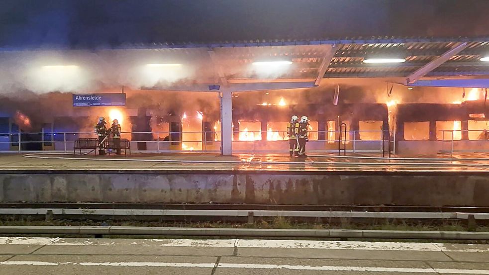 Einsatzkräfte der Feuerwehr löschen den Brand eines Zuges im S-Bahnhof Ahrensfelde. Foto: Dominik Totaro/dpa