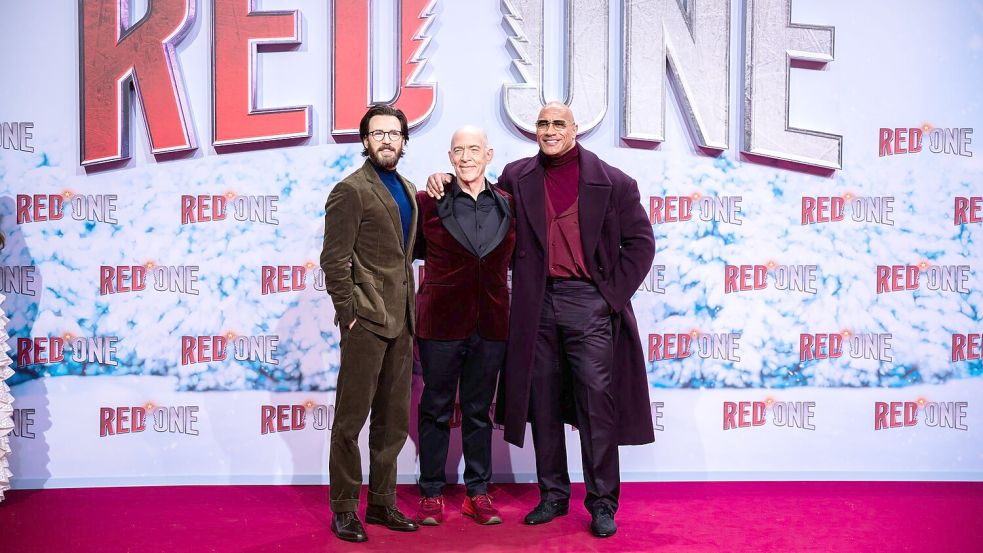 Chris Evans (l-r), J.K. Simmons und Dwayne Johnson auf dem Roten Teppich zur Weltpremiere des Films „Red One – Alarmstufe Weihnachten“. Foto: Christoph Soeder/dpa