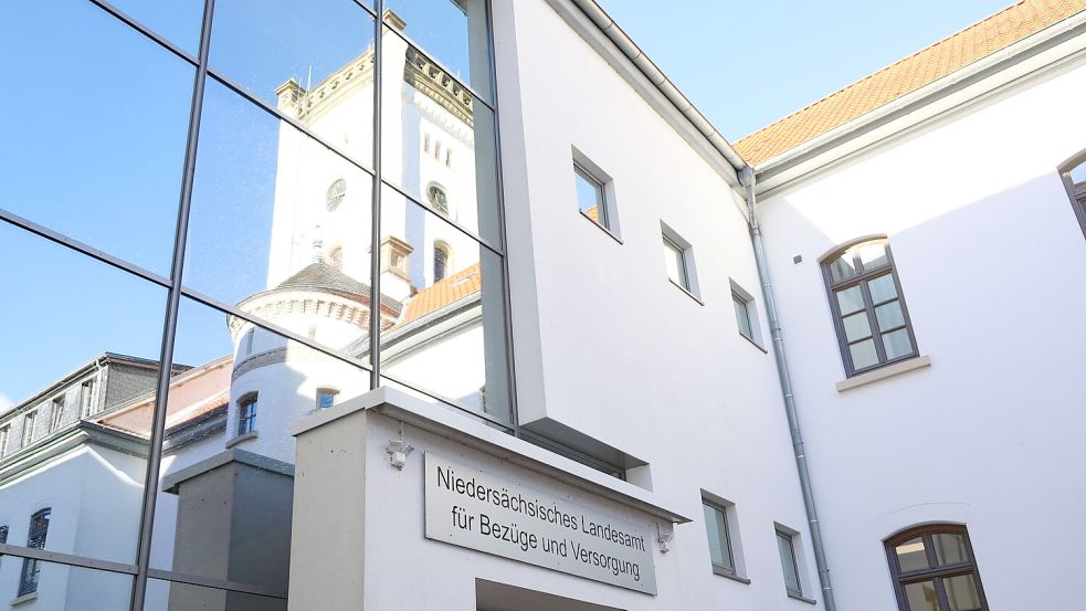 In der Kritik: Das Landesamt für Bezüge und Versorgung mit Sitz im Auricher Schloss. Foto: Romuald Banik