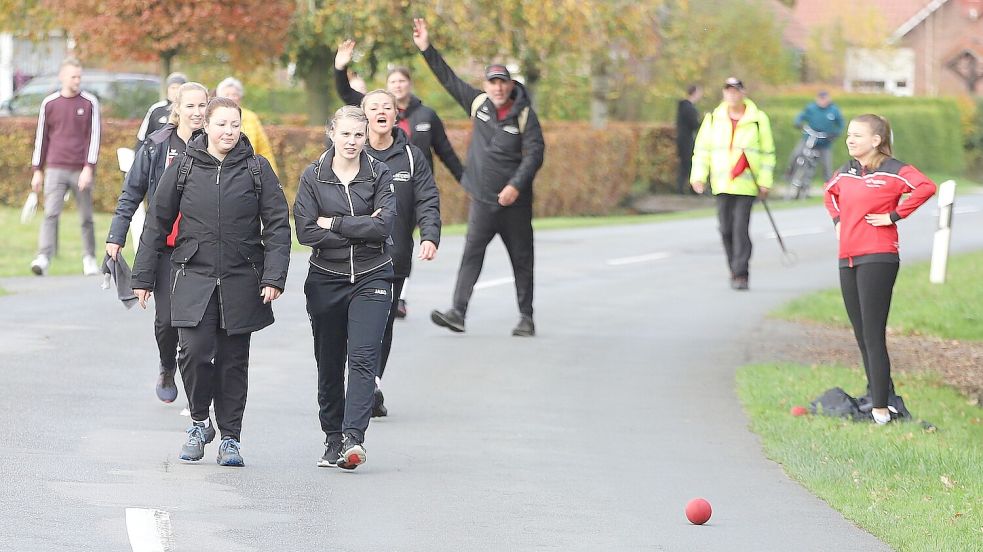 Die skeptischen Blicke der Leegmoorerinnen im Vordergrund mit Imke Mülder (von links), Amke Weber und Mareike Rieken und die jubelnden Norder im Hintergrund, verraten einiges über den Spielverlauf zwischen Leegmoor und Norden. Foto: Wilfried Gronewold