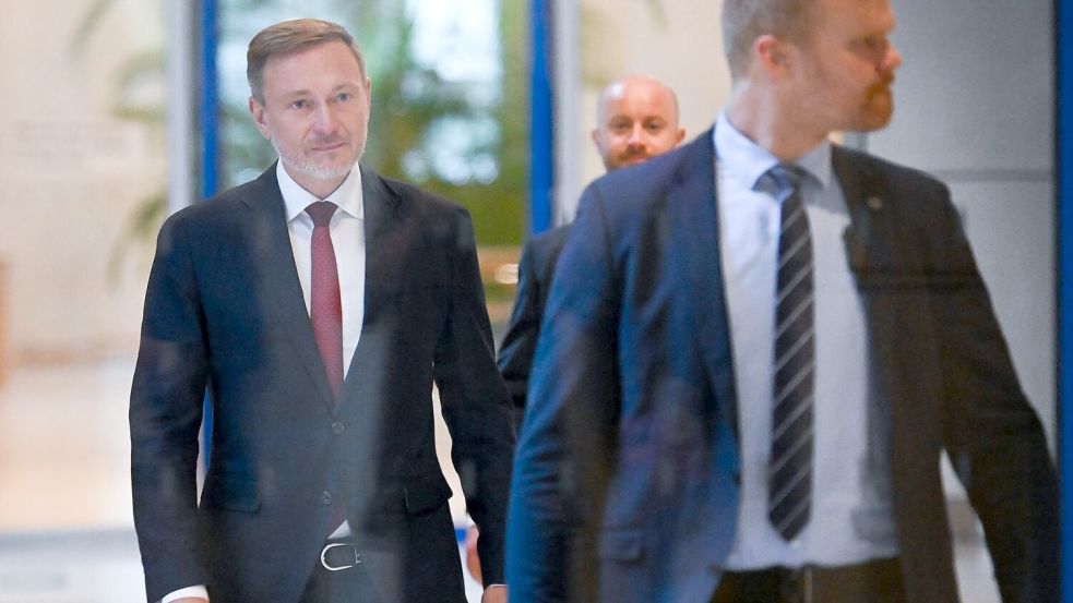 FDP-Chef Lindner am Montag auf dem Weg zu einem erneuten Spitzengespräch mit Wirtschaftsvertretern in der FDP-Fraktion. Foto: Sebastian Gollnow/dpa