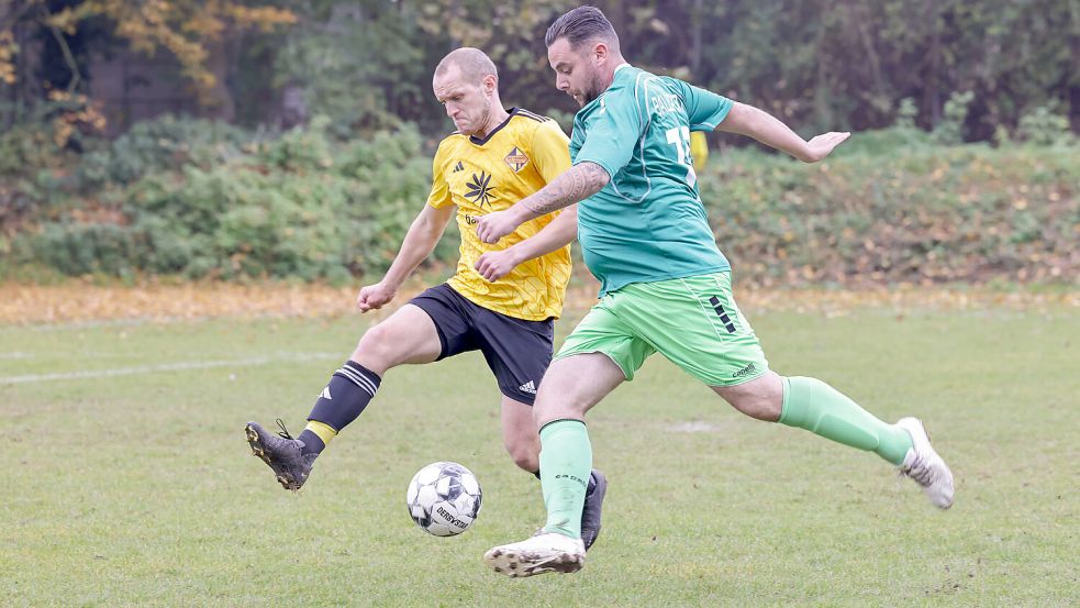 Ballsports Gelano Kaiser beim Torschussversuch, wird dabei aber gestört von Damian Plank vom SV Hellern II. Foto: Jörn Martens