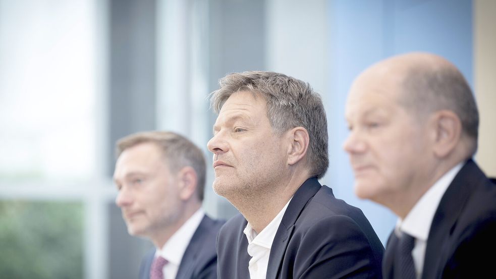 Wäre ihr Scheitern eine „Erlösung für Deutschland“, wie Jens Spahn meint? Der Bruch der Ampel wäre alles andere als eine Erlösung. Christian Lindner, Robert Habeck und Olaf Scholz auf einer gemeinsamen Pressekonferenz. Foto: IMAGO/IPON