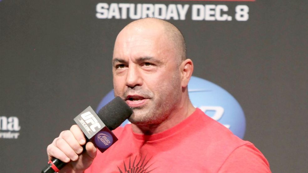 Joe Rogan hat Millionen Fans in den US. (Archivbild) Foto: Gregory Payan/AP/dpa