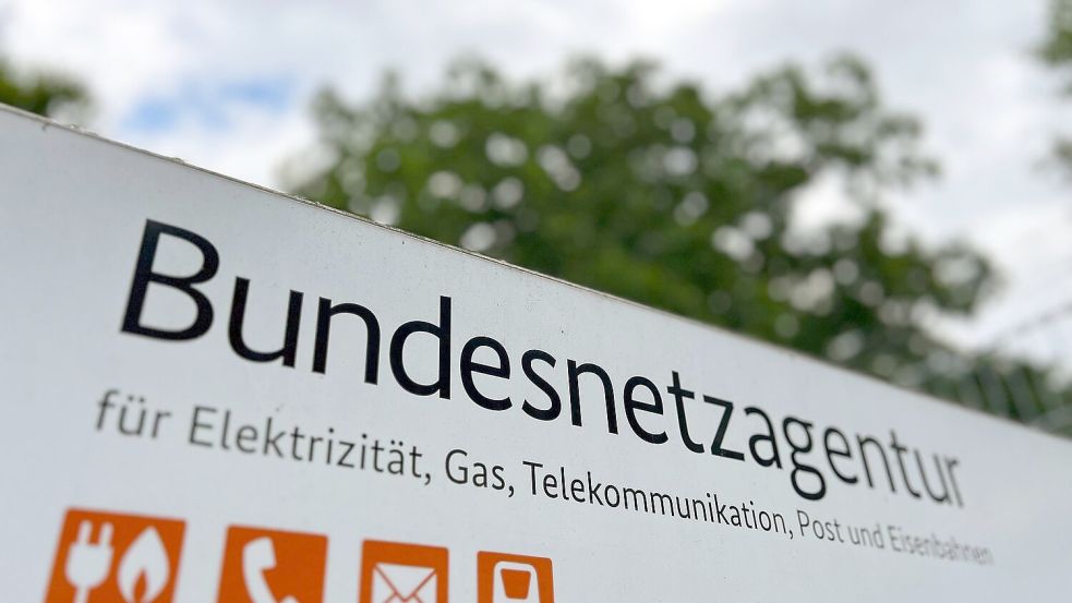 Ein Schild mit der Aufschrift „Bundesnetzagentur“ steht vor dem Eingang des Dienstsitzes der Regulierungsbehörde. Foto: Wolf von Dewitz/dpa