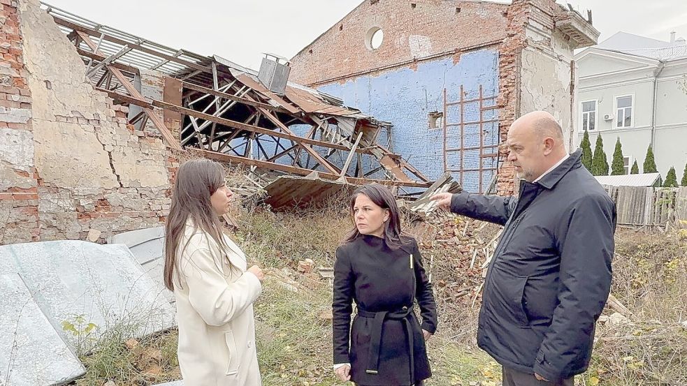 In Jahidne besuchte Baerbock die Gedenkstätte an die Opfer der russischen Gräueltaten in dem Dorf nordöstlich der Hauptstadt Kiew. Foto: Jörg Blank/dpa