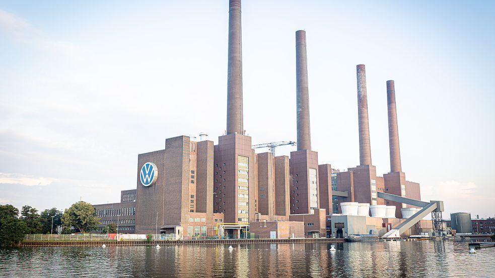 Volkswagen-Stammwerk in Wolfsburg: Hier steht Industrieseelsorger Dirk Wagner der Belegschaft als Ratgeber zur Seite. Foto: dpa/Moritz Frankenberg