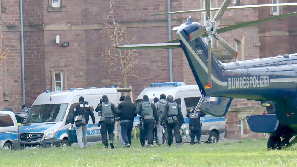 Verdächtige werden zum Ermittlungsrichter am Bundesgerichtshof gebracht. Foto: Rene Priebe/dpa