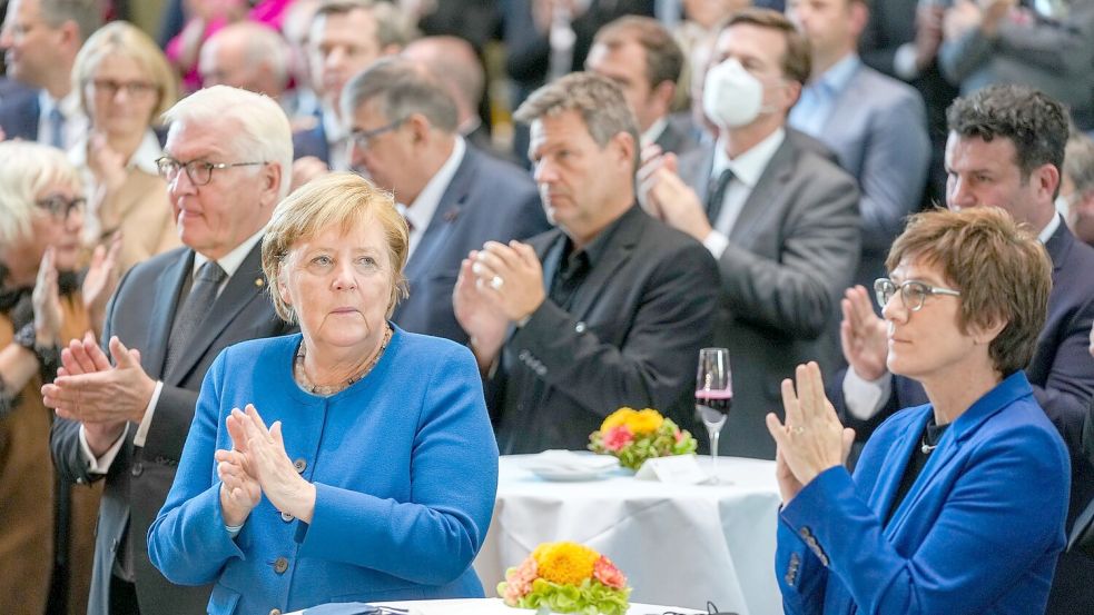 Im Oktober 2021 lud der Bundestagspräsident zu einem Empfang zum Ende des Afghanistan-Einsatzes ein. Bundespräsident Frank-Walter Steinmeier, Bundeskanzlerin Angela Merkel (CDU), Robert Habeck, damals Bundesvorsitzender der Grünen, Annegret Kramp-Karrenbauer (CDU), damals Bundesministerin der Verteidigung, und Hubertus Heil (SPD), Bundesminister für Arbeit und Soziales, zählten zu den Teilnehmern. (Archivfoto) Foto: Kay Nietfeld/dpa